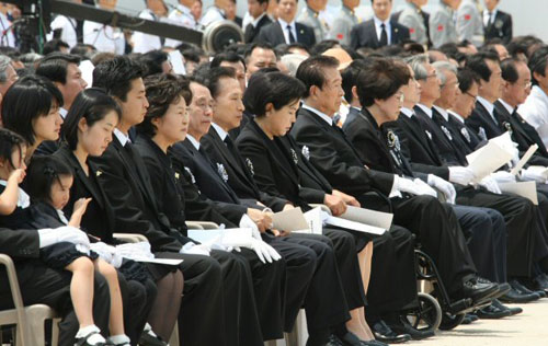 故 노무현 전 대통령 영결식이 29일 경복궁 앞뜰에서 이명박 대통령과 김영삼.김대중 전 대통령, 권양숙 여사와 유가족, 시민 등이 참석한 가운데 엄수되고 있다. 