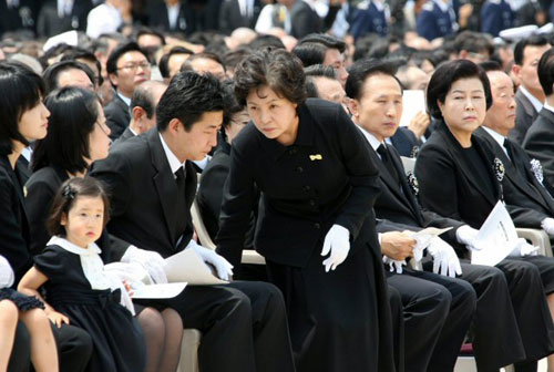 29일 경복궁 앞뜰에서 열린 故 노무현 전 대통령 영결식에서 권양숙 여사가 영전에 헌화를 하기 위해 자리에서 일어서고 있다. 