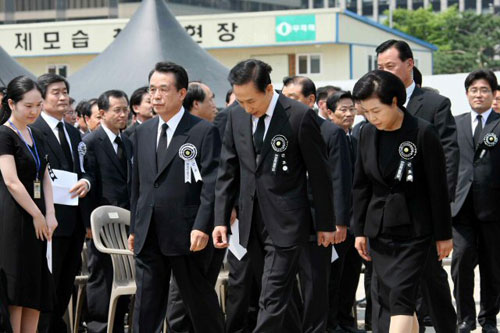  이명박 대통령이 29일오전 경복궁 앞마당에서 거행된 故 노무현 전 대통령의 영결식에 참석하기위해 영결식장에 입장하고 있다. 