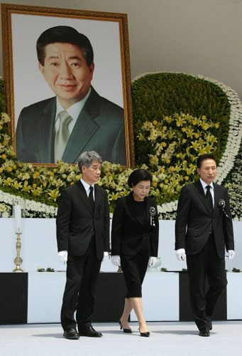 이명박 대통령과 부인 김윤옥 여사가 29일 오전 경복궁 앞뜰에서 열린 故 노무현 전 대통령 영결식에 참석해 헌화, 분향한뒤 걸어나오고 있다. 