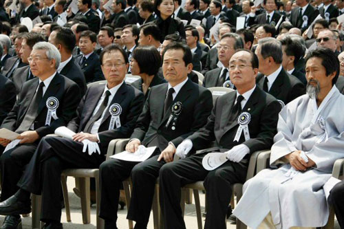 29일 오전 경복궁 앞마당에서 거행된 故 노무현 전 대통령의 영결식에 참석한 각 정당대표들이 유족들의 헌화 모습을 지켜보고 있다. 