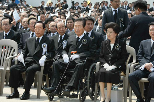 29일 오전 경복궁 앞마당에서 거행된 故 노무현 전 대통령의 영결식에 참석한 김영삼, 김대중 전 대통령이 유족들의 헌화 모습을 지켜보고 있다. 