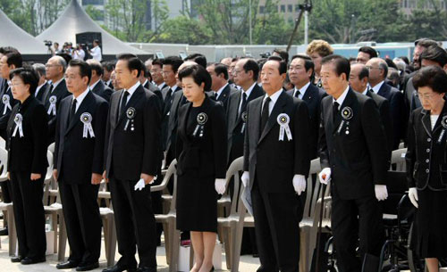  29일 오전 경복궁 앞마당에서 거행된 故 노무현 전 대통령의 영결식에 참석한 이명박대통령을 비롯한 각계인사들이 운구차량에 경의를 표하고 있다. 