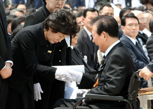 29일 경복궁 앞뜰에서 열린 故 노무현 전 대통령 영결식에서 김대중 전 대통령이 권양숙 여사의 손을 잡고 울고 있다. 