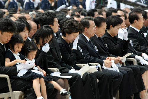  29일 경복궁 앞뜰에서 열린 故 노무현 전 대통령 영결식에서 권양숙 여사가 흐르는 눈물을 닦고 있다. 