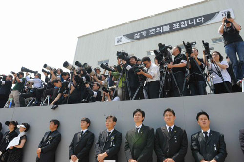 29일 오전 경복궁 앞마당에서 거행된 故 노무현 전 대통령의 영결식에서 기자들이 열띤취재 경쟁을 벌이고 있다. 