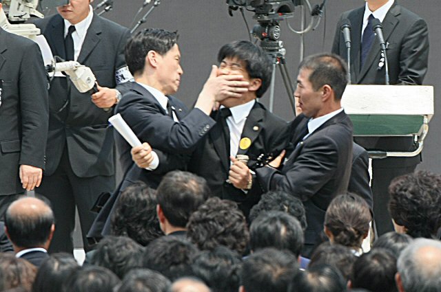 29일 오전 경복궁에서 열린 故 노무현 전 대통령 국민장 영결식에서 백원우 민주당의원이 뛰쳐나오며 고함을 지르다 경호원들에 의해 저지되고 있다. 