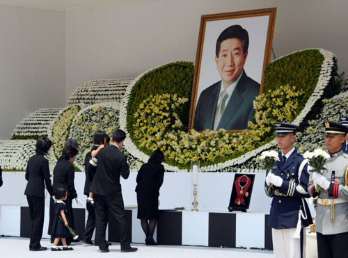 29일 경복궁 앞뜰에서 열린 故 노무현 전 대통령 영결식에서 권양숙 여사등 유가족이 영전에 헌화를 하고 있다. 