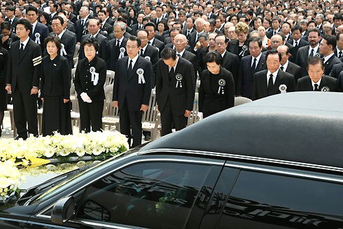 故 노무현 전 대통령을 실은 운구차가 29일 오전 경복궁에서 이명박 대통령과 유가족 등 참석자들의 애도속에 영결식장을 나서고 있다. 