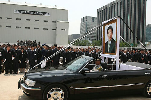 29일 오전 경복궁에서 열린 故 노무현 전 대통령 영결식에서 노 전 대통령의 영정을 실은 운구차가 식장을 빠져나가고 있다. 