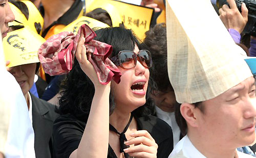 故노무현 전 대통령 국민장이 거행된 29일 서울광장에서 열린 노제에서 한 시민이 오열하고 있다. 