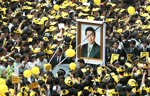 29일 시청앞 서울광장에서 노제를 마친 故노무현 전 대통령의 장례행렬이 서울광장을 떠나고 있다. 