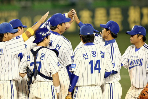   29일 대구구장에서 열린 2009 프로야구 삼성 라이온즈-SK 와이번스 경기, 삼성 선수들이 SK에 5대4로 재역전승을 거두고 4위로 도약한 후 함께 기뻐하고 있다. 