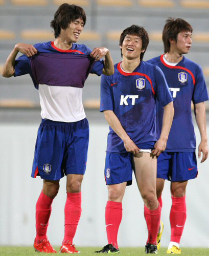  2010남아공월드컵 아시아지역 최종예선 6차전을 앞둔 박지성 등 축구대표팀 선수들이 31일 오후(현지시간) 두바이 알 와슬 주경기장에서 몸을 풀고 있다. 