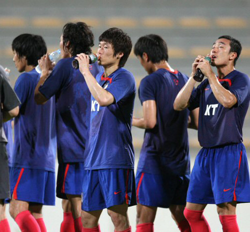   2010남아공월드컵 아시아지역 최종예선 6차전을 앞둔 축구대표팀 선수들이 31일 오후(현지시간) 두바이 알 와슬 주경기장에서 몸을 푼 뒤 이온음료를 마시고 있다. 