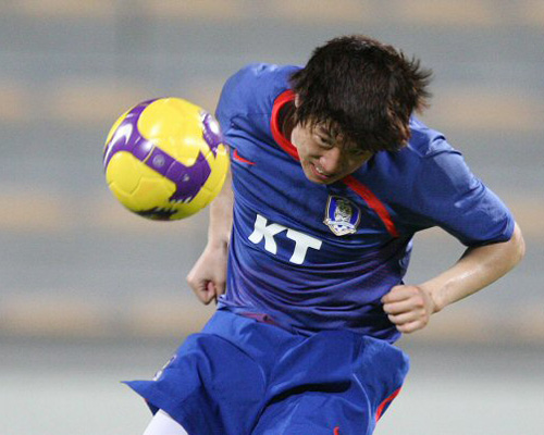  2010남아공월드컵 아시아지역 최종예선 6차전을 앞두고 31일 오후(현지시간) 두바이 알 와슬 주경기장에서 열린 훈련에서 박지성이 헤딩을 하고 있다. 
