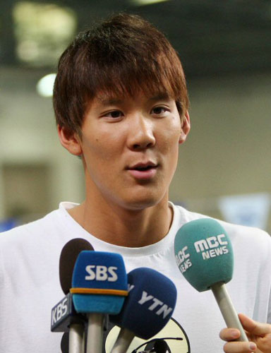 미국 전지훈련을 마치고 들어온 박태환선수가 1일 오후 서울 태릉선수촌 수영장에서 인터뷰를 하고 있다. 