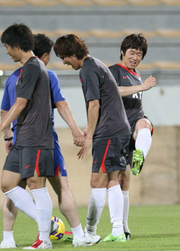 1일(현지시간) 아랍에미리트연합(UAE) 두바이 알 와슬 주경기장에서 열린  축구 대표팀 훈련 중 박지성이 김동진에게 장난을 치고 있다. 허정무 감독이 이끄는 축구 대표팀은 7일 새벽 1시10분(KBS 2TV·인터넷 생중계) 2010 남아프리카공화국 월드컵 아시아 지역 최종예선 UAE전을 앞두고 있다. 