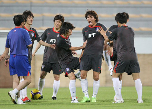 1일(현지시간) 아랍에미리트연합(UAE) 두바이 알 와슬 주경기장에서 열린 축구 대표팀 훈련 중 김동진 등 선수들이 즐거운 표정으로 훈련을 하고 있다. 