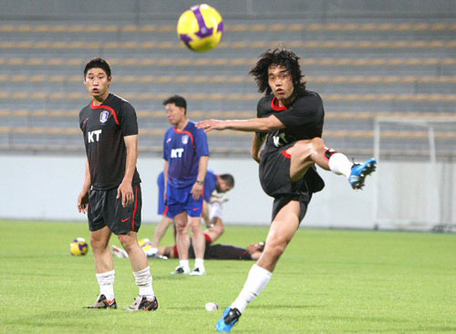 1일(현지시간) 아랍에미리트연합(UAE) 두바이 알 와슬 주경기장에서 열린 축구 대표팀 훈련 중 박주영(오른쪽)이 이근호가 지켜보는 가운데 슛을 하고 있다. 