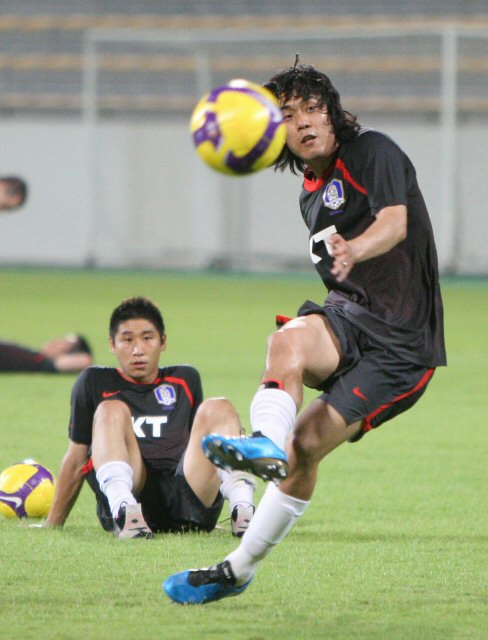 1일(현지시간) 아랍에미리트연합(UAE) 두바이 알 와슬 주경기장에서 열린 축구 대표팀 훈련 중 박주영(오른쪽)이 이근호가 지켜보는 가운데 슛을 하고 있다. 