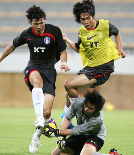 1일(현지시간) 아랍에미리트연합(UAE) 두바이 알 와슬 주경기장에서 열린 축구 대표팀 훈련 중 박주영이 문전으로 쇄도하고 있다. 