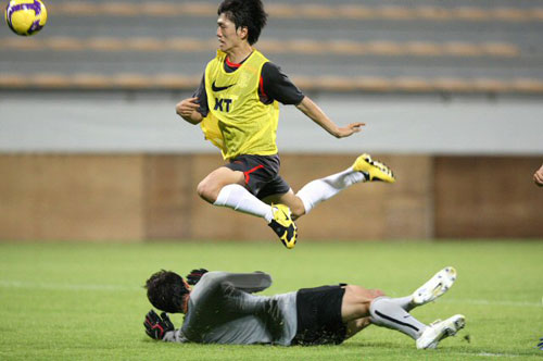 1일(현지시간) 아랍에미리트연합(UAE) 두바이 알 와슬 주경기장에서 열린 축구 대표팀 훈련 중 이청용이 골키퍼를 피해 점프하고 있다. 