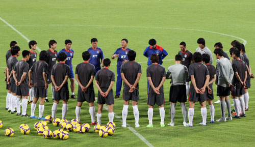 1일(현지시간) 아랍에미리트연합(UAE) 두바이 알 와슬 주경기장에서 열린 축구 대표팀 훈련에 앞서 허정무 감독이 선수들과 대화를 하고 있다. 7일 새벽 남아프리카공화국월드컵 아시아 지역 최종예선을 앞두고 있는 대표팀은 3일 자정 오만을 상대로 평가전을 치른다. 