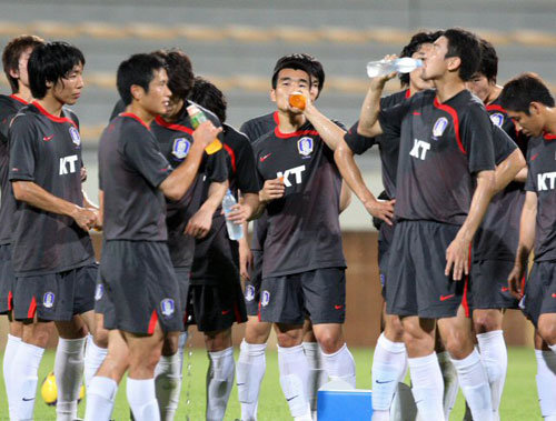 1일(현지시간) 아랍에미리트연합(UAE) 두바이 알 와슬 주경기장에서 열린 축구 대표팀 훈련 중 선수들이 물과 이온 음료를 마시고 있다. 