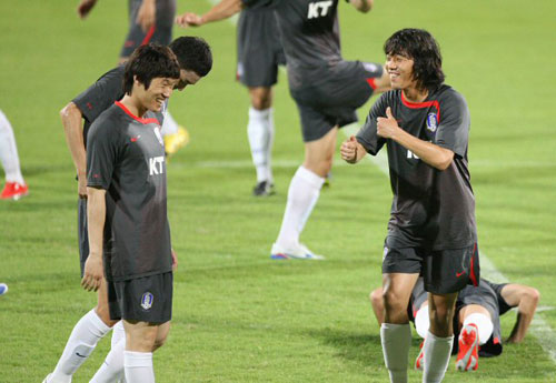 1일(현지시간) 아랍에미리트연합(UAE) 두바이 알 와슬 주경기장에서 열린 축구 대표팀 훈련 중 박주영(오른쪽)이 박지성을 향해 엄지손가락을 치켜세우고 있다. 