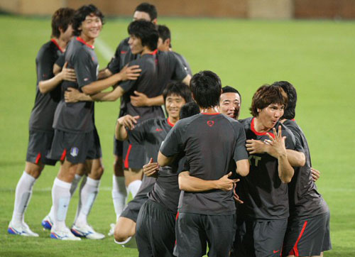 1일(현지시간) 아랍에미리트연합(UAE) 두바이 알 와슬 주경기장에서 열린 축구 대표팀 훈련 중 선수들이 즐거운 표정으로 몸을 풀고 있다. 