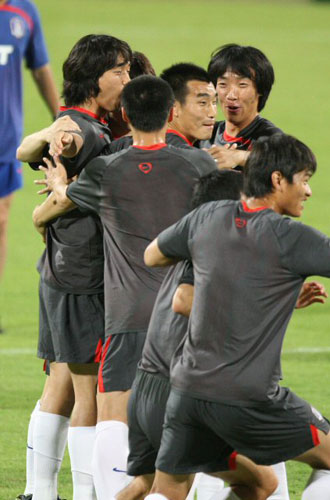1일(현지시간) 아랍에미리트연합(UAE) 두바이 알 와슬 주경기장에서 열린 축구 대표팀 훈련 중 선수들이 즐거운 표정으로 몸을 풀고 있다. 