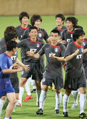 1일(현지시간) 아랍에미리트연합(UAE) 두바이 알 와슬 주경기장에서 열린 축구 대표팀 훈련 중 이영표, 조원희 등 선수들이 밝은 표정으로 몸을 풀고 있다. 