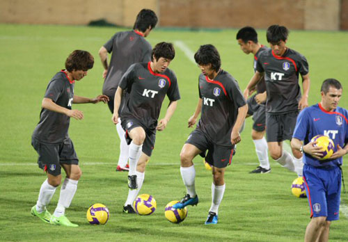 1일(현지시간) 아랍에미리트연합(UAE) 두바이 알 와슬 주경기장에서 열린 축구 대표팀 훈련 중 유럽리그에서 활약하고 있는 김동진(왼쪽 / 제니트), 박지성(가운데 / 맨체스터 유나이티드), 박주영(AS 모나코) 이 함께 몸을 풀고 있다. 