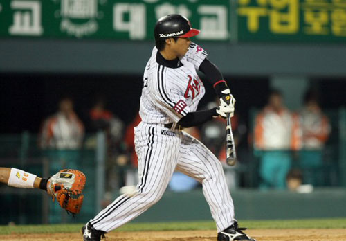 2일 서울 잠실야구장에서 열린 2009 프로야구 LG와 한화의 경기 9회말 2사 주자 1.2루 역전 찬스에서 LG 김태완이 스윙을 하다 급하게 멈추고 있다. 김태완은 결국 스트라이크 아웃 당했고 경기는 11-10으로 한화의 승리. 