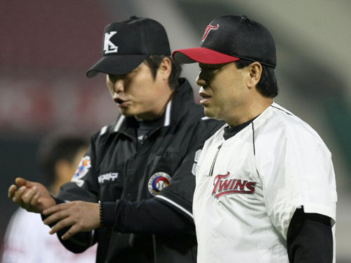 2일 서울 잠실야구장에서 열린 2009 프로야구 LG와 한화의 경기 9회말 2사 주자 1.2루 역전 찬스에서 LG 김태완의 스윙이 아웃처리되자 김재박 감독이 1루 주심에게 항의하고 있다. 