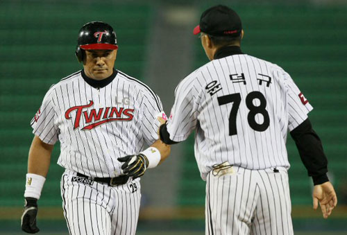 2일 서울 잠실야구장에서 열린 2009 프로야구 LG와 한화의 경기 8회말 무사 2,3루 찬스에서 LG 페타지니가 2타점 1루타를 친 뒤 윤덕규 코치와 하이파이브를 하고 있다. 