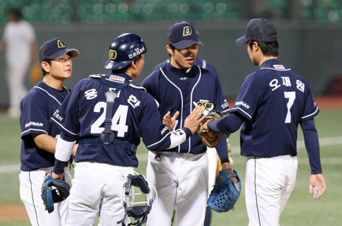 두산 베어스 선수들이 2일 광주 무등경기장에서 벌어진 '2009 프로야구' KIA 타이거즈와의 원정 경기를 9-3으로 크게 이기고 하이파이브를 하고 있다. 