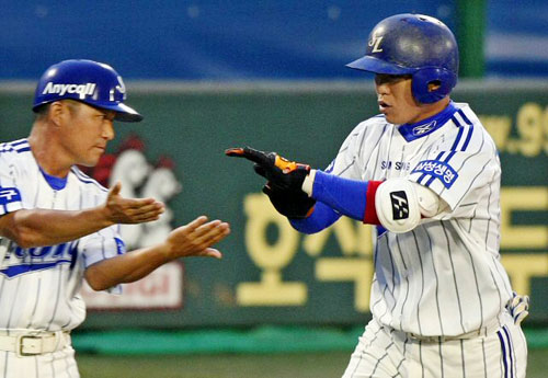  2일 대구구장에서 열린 프로야구 삼성 라이온즈-히어로즈전에서 삼성 조동찬이 3회말 1사 후 중견수를 넘기는 1점홈런을 터트리고 3루를 돌며 김평호 코치와 손을 맞추고 있다. 