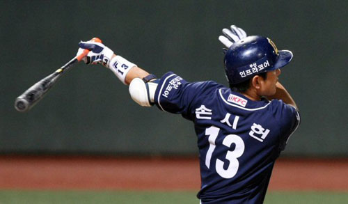 두산 베어스 손시현이 2일 광주 무등경기장에서 벌어진 '2009 프로야구' KIA 타이거즈와의 원정 홈경기에서 9회초 2사 만루때 3타점 2루타를 치고 있다. 