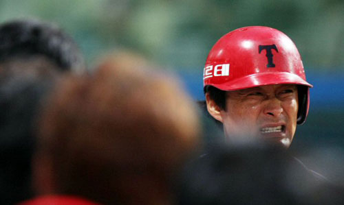 KIA 타이거즈 이종범이 2일 광주 무등경기장에서 벌어진 '2009 프로야구' 두산 베어스와의 홈경기에서 3회말 1사 1,3루때 1번타자 김원섭의 희생플라이로 홈에 들어와 동료들과 하이파이브를 하며 전광판을 바라보고 있다. 