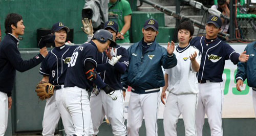 2일 광주 무등경기장에서 벌어진 '2009 프로야구' KIA 타이거즈와 두산 베어스의 경기에서 1회초 2사때 두산 3번 김현수가 솔로 홈런을 치고 홈에 들어와 동료들의 축하를 받고 있다. 