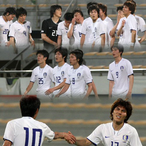 2010 남아공월드컵 아시아지역 최종예선 6차전을 앞두고 2일 오후(현지시간) 두바이 알 와슬 주경기장에서 열린 오만과의 평가전에서 0-0으로 비긴 뒤 대표선수들이 힘든 표정을 짓고 있다. 