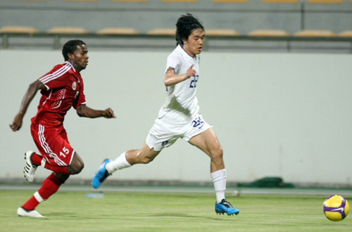 2일(현지시간) 두바이 알-와슬 경기장에서 열린 축국가대표 한국 대 오만 경기에서 박주영이 오만 수비수를 제치고 질주하고 있다. 