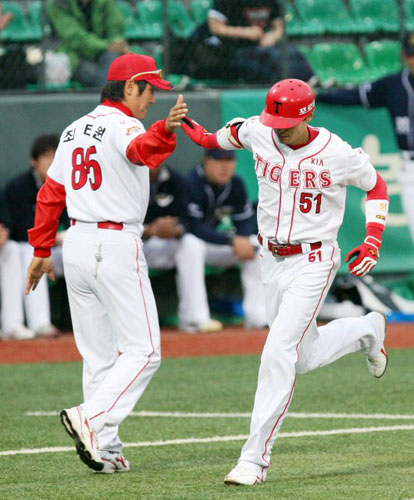 KIA 타이거즈 김원섭이 3일 광주 무등경기장에서 열린 '2009 프로야구' 두산 베어스와의 홈경기에서 1회초 첫 타석에서 솔로 홈런을 치고 3루에서 최태원 코치와 하이파이브를 하고 있다. 