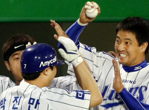 3일 대구구장에서 열린 프로야구 삼성 라이온즈-히어로즈전에서 4회말 1사 1루의 찬스에서 삼성 박진만이 중견수를 넘기는 2점홈런을 터트리고 홈인한 뒤 채태인이 공으로 때리는 시늉을 하자 손으로 헬멧을 가리고 있다. 