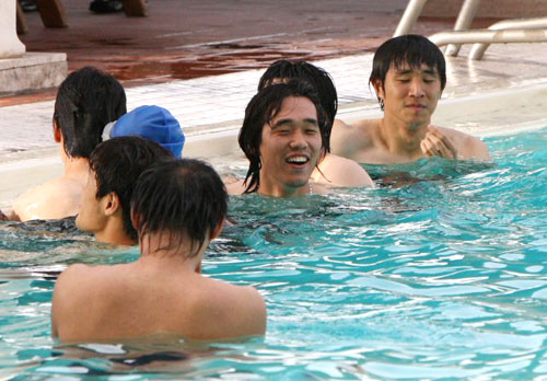 오만과의 평가전을 마친 대표팀 박주영이 3일 오후(현지시간) 숙소인 하얏트 리젠시호텔에서 웨이트트레이닝 등으로 몸을 푼 뒤 수영장에서 더위를 식히고 있다. 