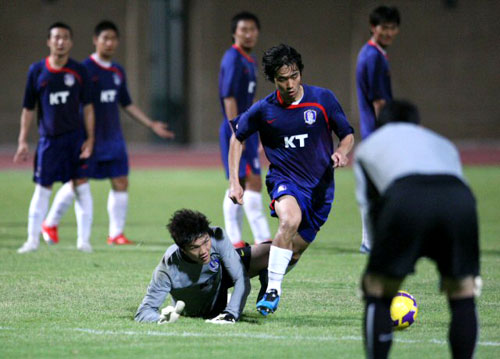 2010남아공월드컵 아시아지역 최종예선 6차전을 앞둔 축구대표팀 박주영이 4일 오후(현지시간) 두바이 알 와슬 보조경기장에서 열린 훈련에서 슈팅연습을 하고 있다. 