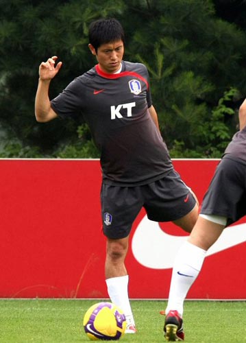 9일 파주 축구대표팀 트레이닝센터에서 열린 축구 대표팀 훈련 중 이영표가 몸을 풀고 있다. 