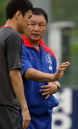 9일 파주 축구대표팀 트레이닝센터에서 열린 축구 대표팀 훈련 중 허정무 감독이 수비수 이정수를 지도하고 있다. 